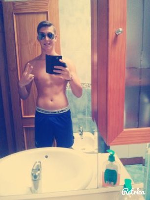 Me gusta el futbol y el Padel Gareth Bale como forma de vida ; Estudiante en mis tiempos libres :)