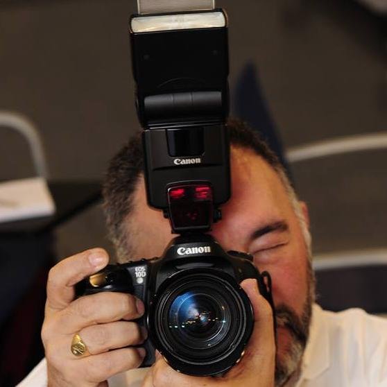 Fotógrafo profesional especialista en bodas y eventos sociales y diseñador gráfico multimedia.