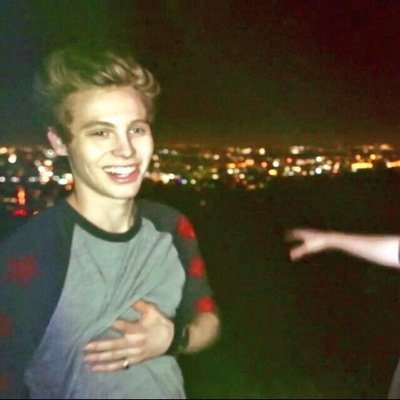 Hey beautiful please follow @leflawedfille bc she gave u this free follow. Would mean a lot to her.Make sure to tweet a photo of your sunshine for a followbackx