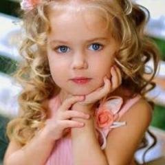 3 años. ¿ Aún no te he presentado a Tedy ? Mi papi es @MichaelWay__ y mami @GraceJG__ ¡ Columpio ! {Claire&Elizabeth}