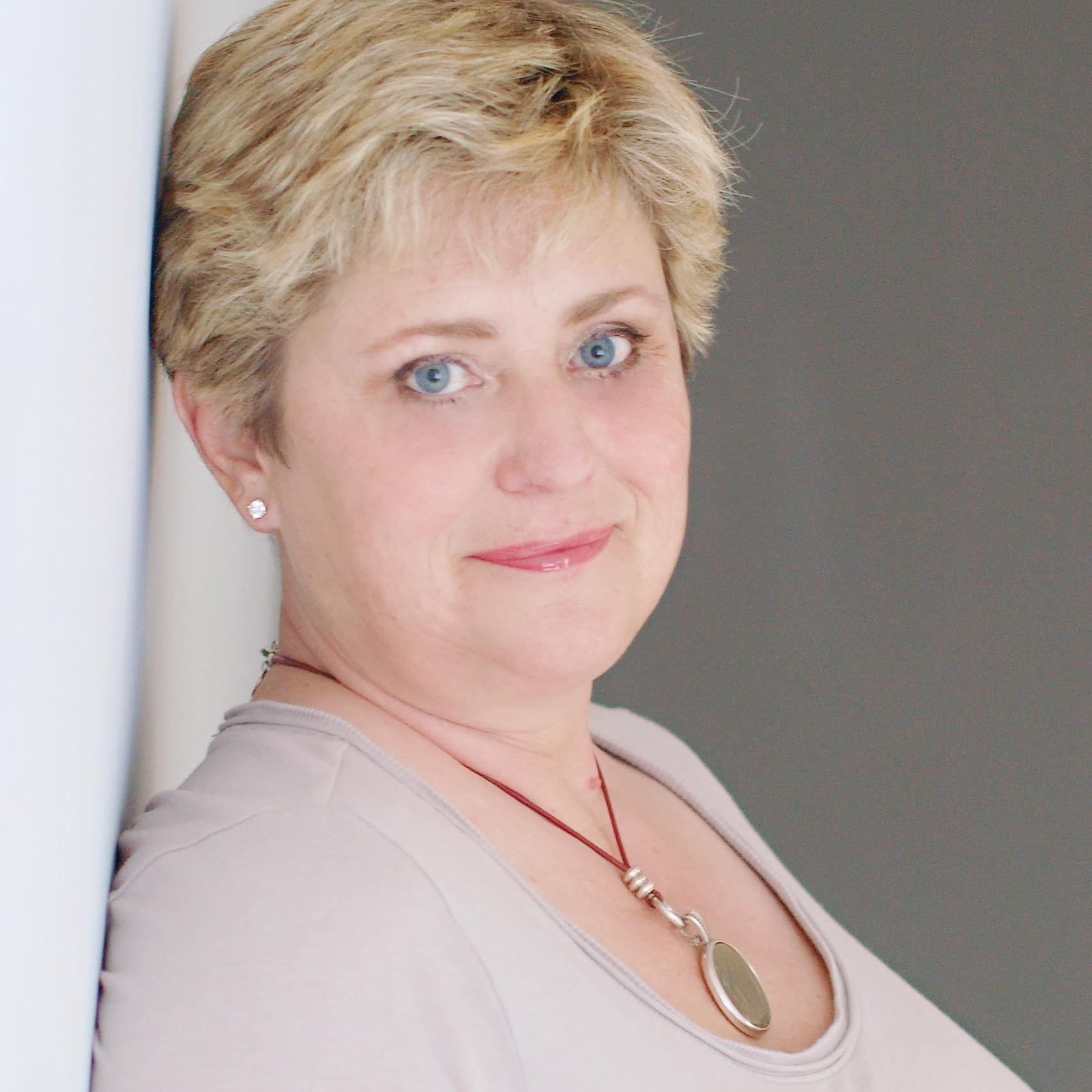 We help business owner Mums who feel overwhelmed by all the different technology required for a small business.