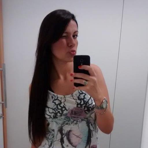 Carioca; Botafoguense doente, louca, e apaixonada; 37 anos; casada, mãe do João Roberto e da Maria Fernanda.