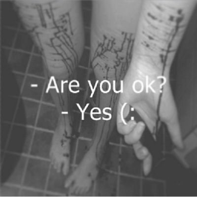 Hay secretos que la gente no debería conocer y palabras que no se deberían de decir sin conocer la historia de la otra persona. Fingido ser feliz