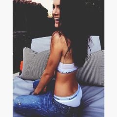 « si vive quel poco che ci basta per capire che non è mai ora di andare via.  - / kendall j.