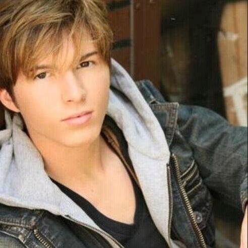 PrestoValentin's profile picture. (RP DRARRY) 5'9-36 year old-Married Sub- he loves Lux like his own-has two other sons: Finn & Remi