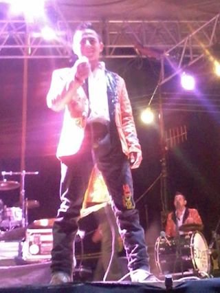Vocalista y compositor, siempre intentando dar Lo mejor para el público