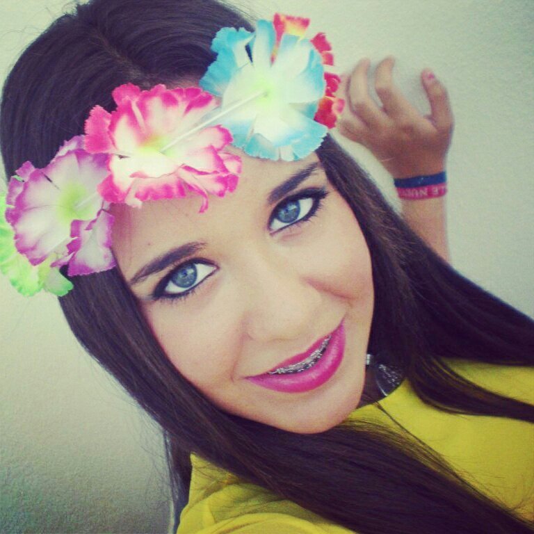 Sonreír y no amargarse la vida por nada ni por nadie, esa es la actitud. Amiga de mis amigas. ¡ME ENCANTA SONREÍR! ♥