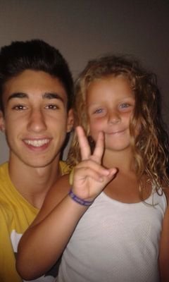 Un poco tímido, pero simpático, me preocupo por las personas que quiero siempre y cuando se preocupen por mi. Viviendo del presente /