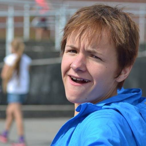 Passionnée de sport, complétement run addict et arbitre de football
Surnommée récemment par un papi  la Kényane du Pas de Calais ^^