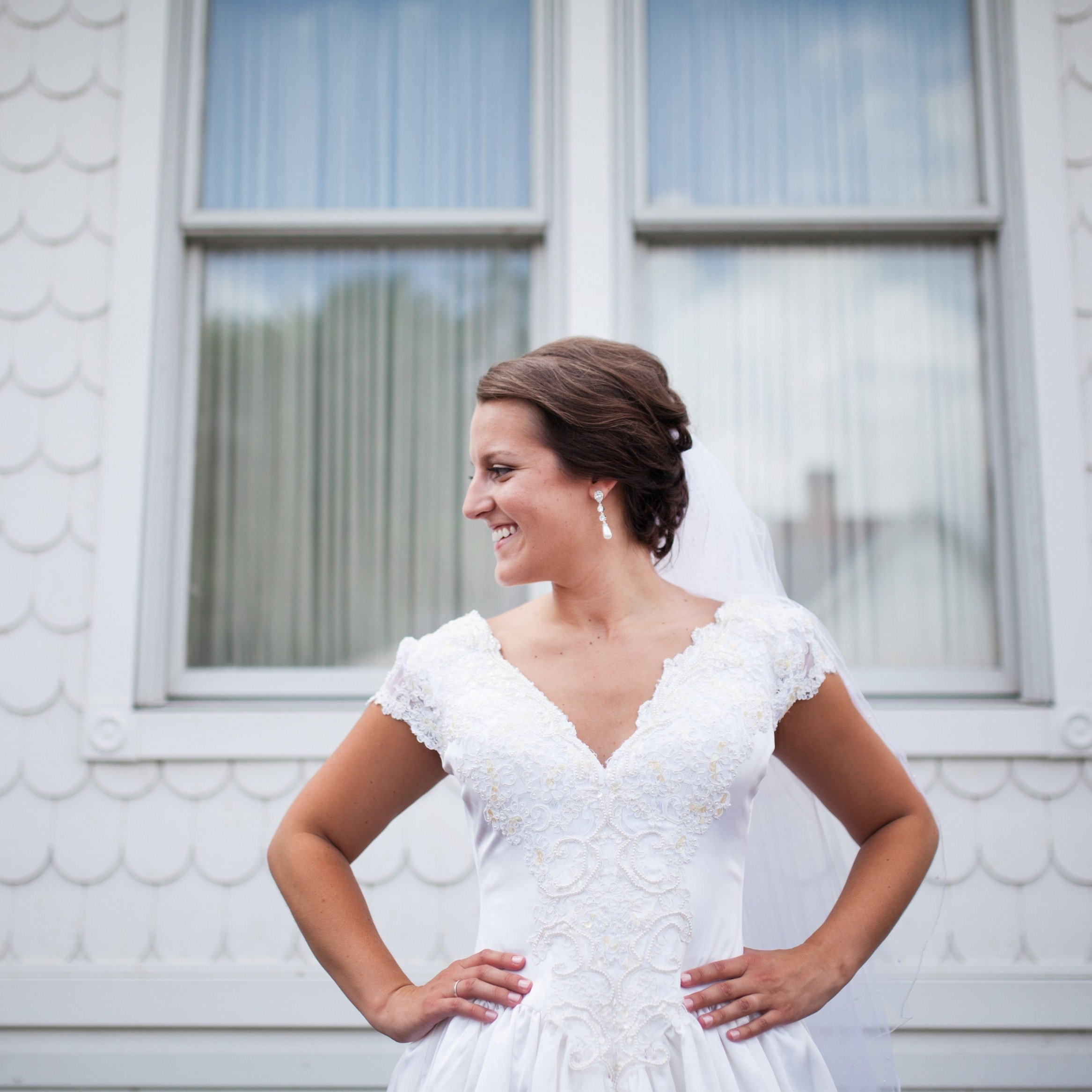 Wife, dog mom and designer who enjoys traveling, a handwritten note and crafting.