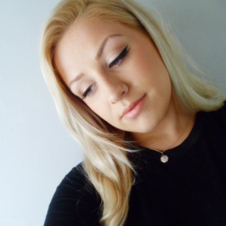 A makeup & fashion enthusiast working at bareMinerals : visit my blog at http://t.co/krGuZzCLZW  fern.laura5@yahoo.co.uk