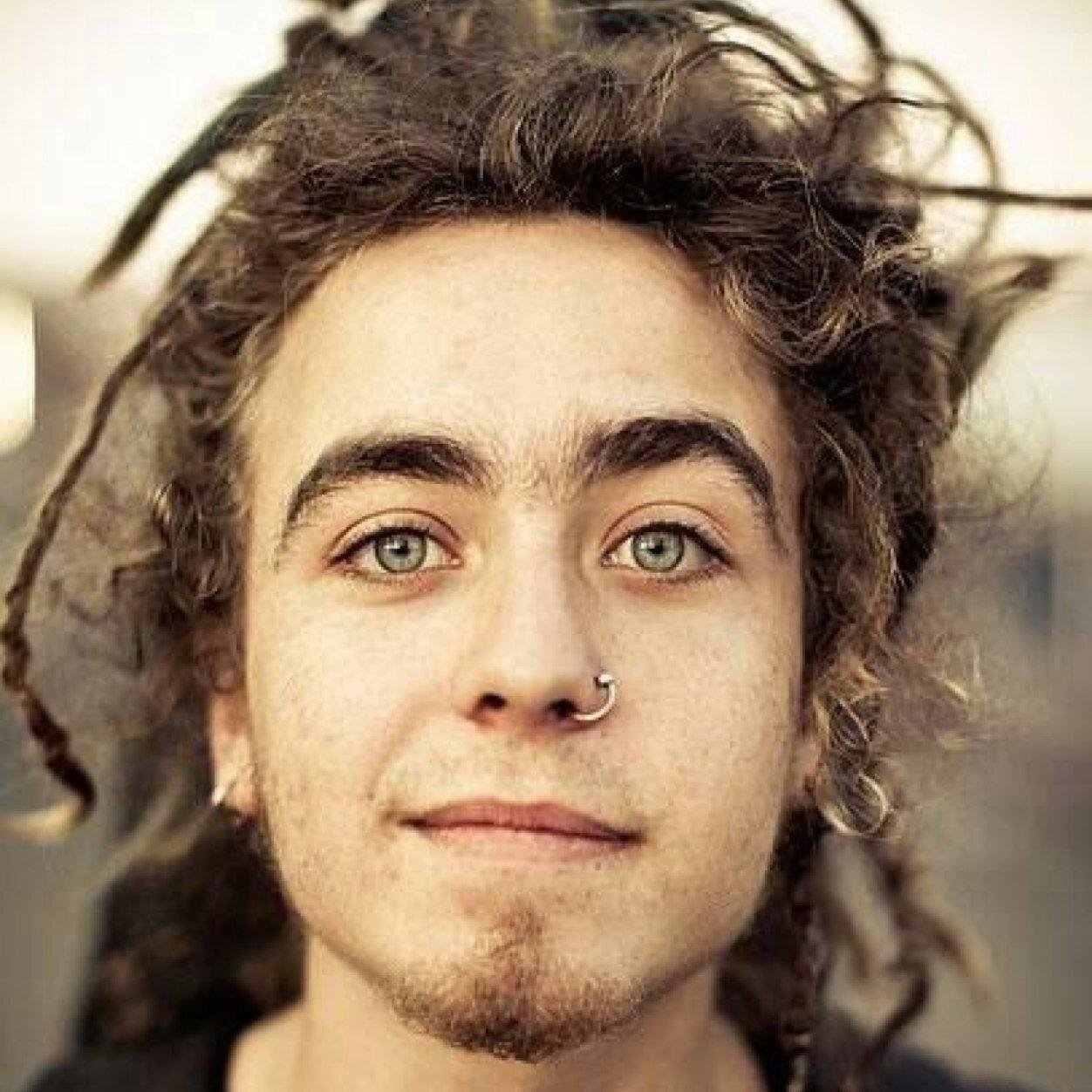 O SER JOVEM SE DEFINE EM 5 PALAVRAS: PAIXÃO,POSITIVIDADE,CIUMES,COMER PIZZA!