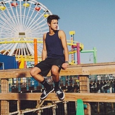 Hey :) I gave you a free follow dont follow me just follow @T0xicalHood and turn on her notifications and il dm you to the 5sos band acc :)