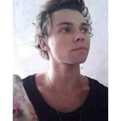 hi there follow @XSHTONPUNK and @ddlnarry instead :)