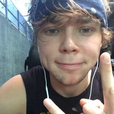 You just got a free follow from @Badlxndsftmgc so please follow her and dont give up on getting noticed by your idols❤️ Ly
