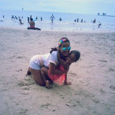 Mujer sumamente Feliz y agradecida x todas las bendiciones de Dios, Enamorada de mi hija! Dios Siempre Tiene el control!!