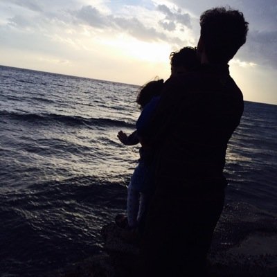 أحب عائلتي .. سعادتي ابتسامة أطفالي ..                                                      ‏الأمر يبدأ عند ربي وينتهي عند ربي، فلا نقف عند الخلق كثيرًا.