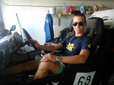 Daviciito69's profile picture. Estar enamorado no se trata de cuantas veces le dices a una persona que la amas, sino de cuantas veces lo demuestras.