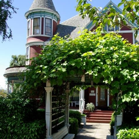 Experience the gracious hospitality of Port Townsend’s Victorian past in this beautifully restored Queen Anne bed and breakfast.