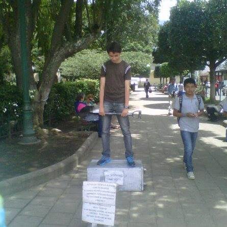 La vida es un lugar con muchos caminos y aveces te toca enseñar pero todos los dias te toca aprender