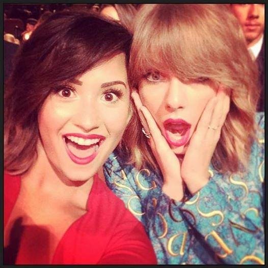 demi me siento cada dia mas orgullosa de ti porque haz logrado tus metas pensar que de un abrir a cerrar de ojos te nos crecistes te amamos att: tus lovatics