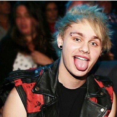 i gave you this free follow so pls rt the tweet if you do you'll definetly fuck your fav(: and if you rt you can ask @http5sos_ for 5 free follows (: