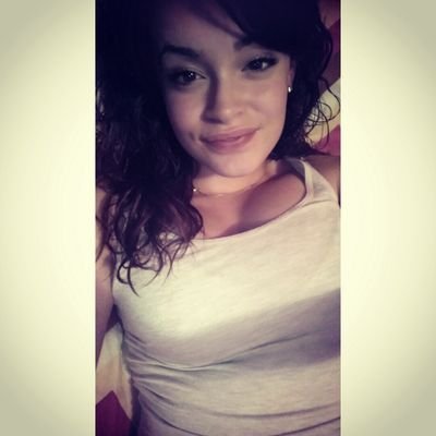 dakotagarcia18's profile picture. some woman are lost in the fire , some woman are built from it