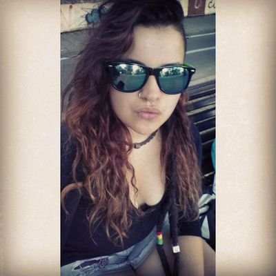 Soy pacifista sin bandera,pues luchar por la paz es como follar por la virginidad//Me puedes juzgar pero me importa una mierda// UNA VIDA AL FILO!