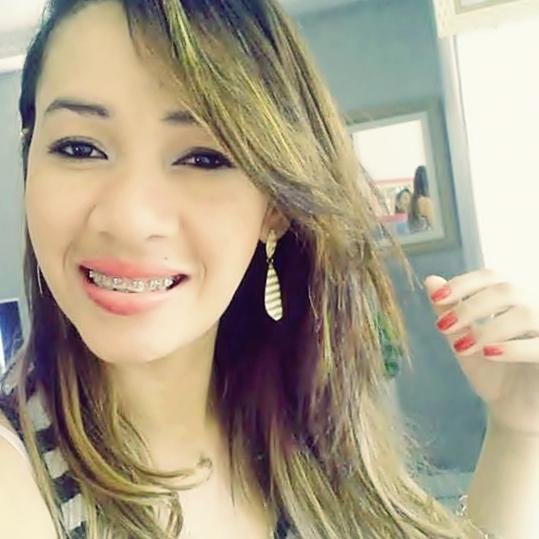 Garota, mesmo brava é linda. Mesmo alegre, chora. Mesmo tímida, comemora. Mesmo apaixonada, ignora. Mesmo frágil é poderosa.