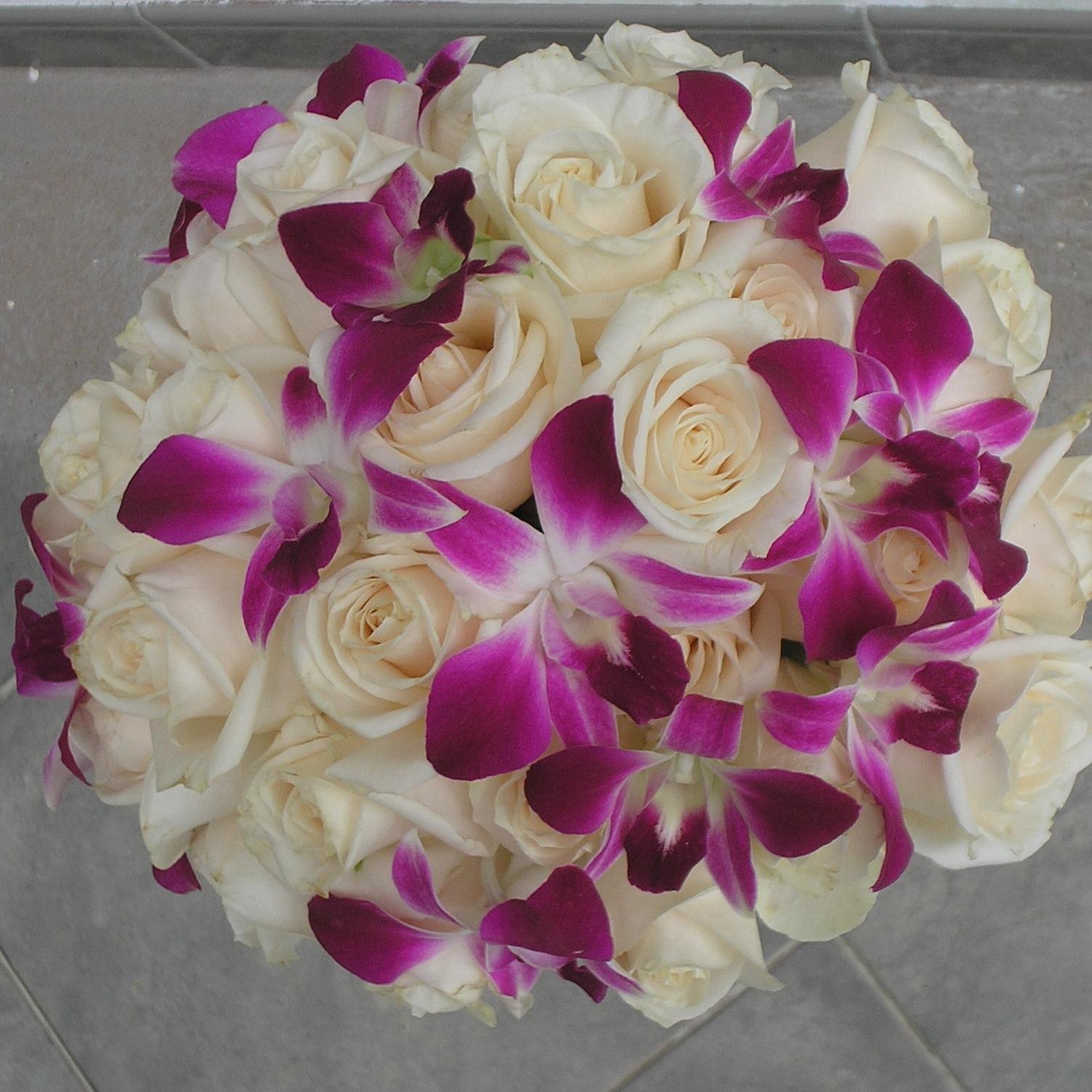 Diseñamos centros de mesa , bouquets cortejos e iglesias con las más bellas flores frescas.  Tel 0416 4138289 y 0212 2842817.  Correo:alegra_conflores@yahoo.com