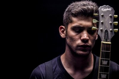 I'm a guitarplayer, I'm an Artist. Guitarrista, me describo en una palabra: Artista. #OneDayWillBeGoingHome