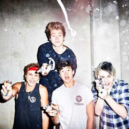 Holap * XVI * l love read *los angeles ,chile * 5sos *violinista  *bass * the pringles *follow me ;)