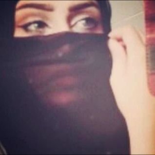 ‏‏مافيه غير العيــن يرمش هدبهااصدق تعابير الوفاء دمعة العين لاصــار تنثــر دمعهـا من تعبهـا