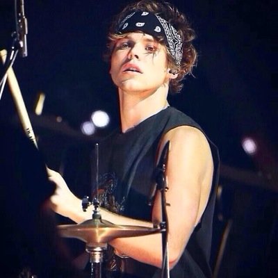 Follow @addicted_nxrry and @beside_calum
