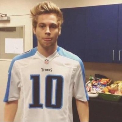 Hello, beautiful :) Please follow @leflawedfille because she gave you this follow and make sure to tweet her a pic of your sunshine if you want a follow back x