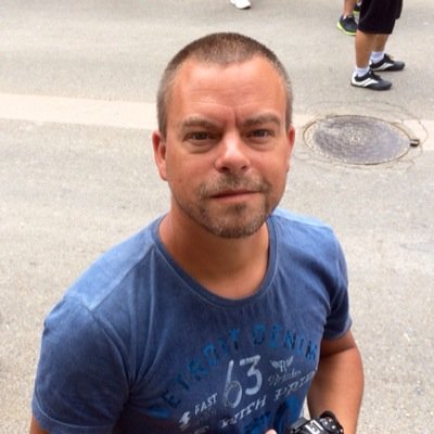 Journalist, Fotograaf ['ô] TBteA | Nikon | PPK houder |Arnhem | Vader |  |
