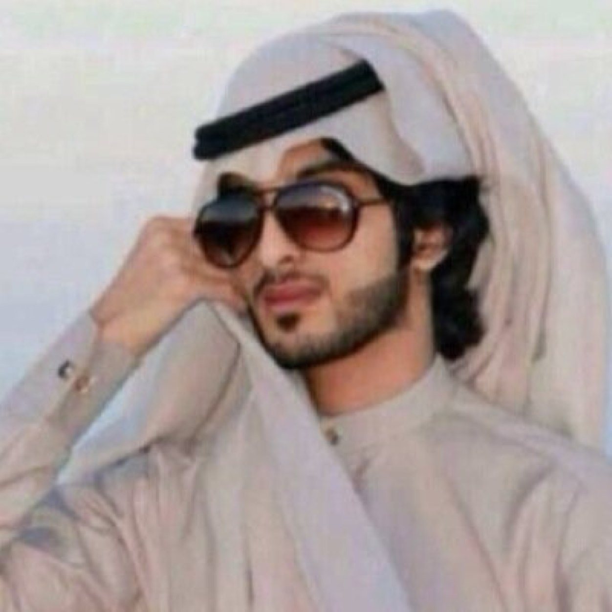 ناسن فداها الشوف والي ورا الشوف *** و ناسن ماودك معا الناس تنشاف (( شاعر ))