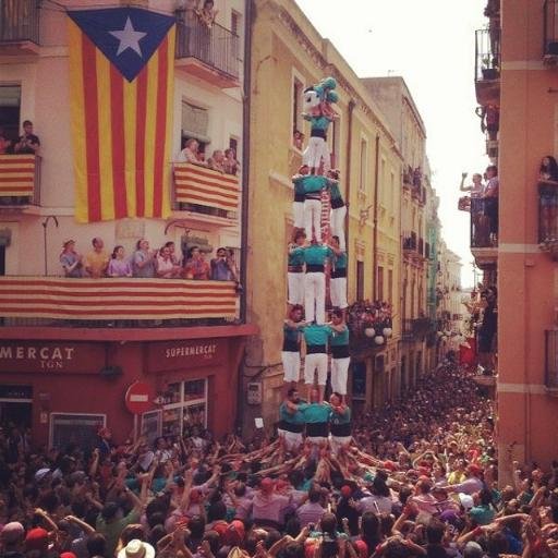 soc dels castellers de sant pere i sant pau tambe toco la bateria i el timbal i per ultim jugo a futbol