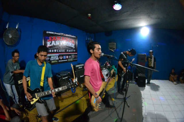 Pop-punk from Padang,Domicile Bandung
 We are @ghsaat @lenkjoe @rifkywidian @hafizhulkhair @angga_yusr
 
 booking: 081323502075//081221893657 @surendraDYA