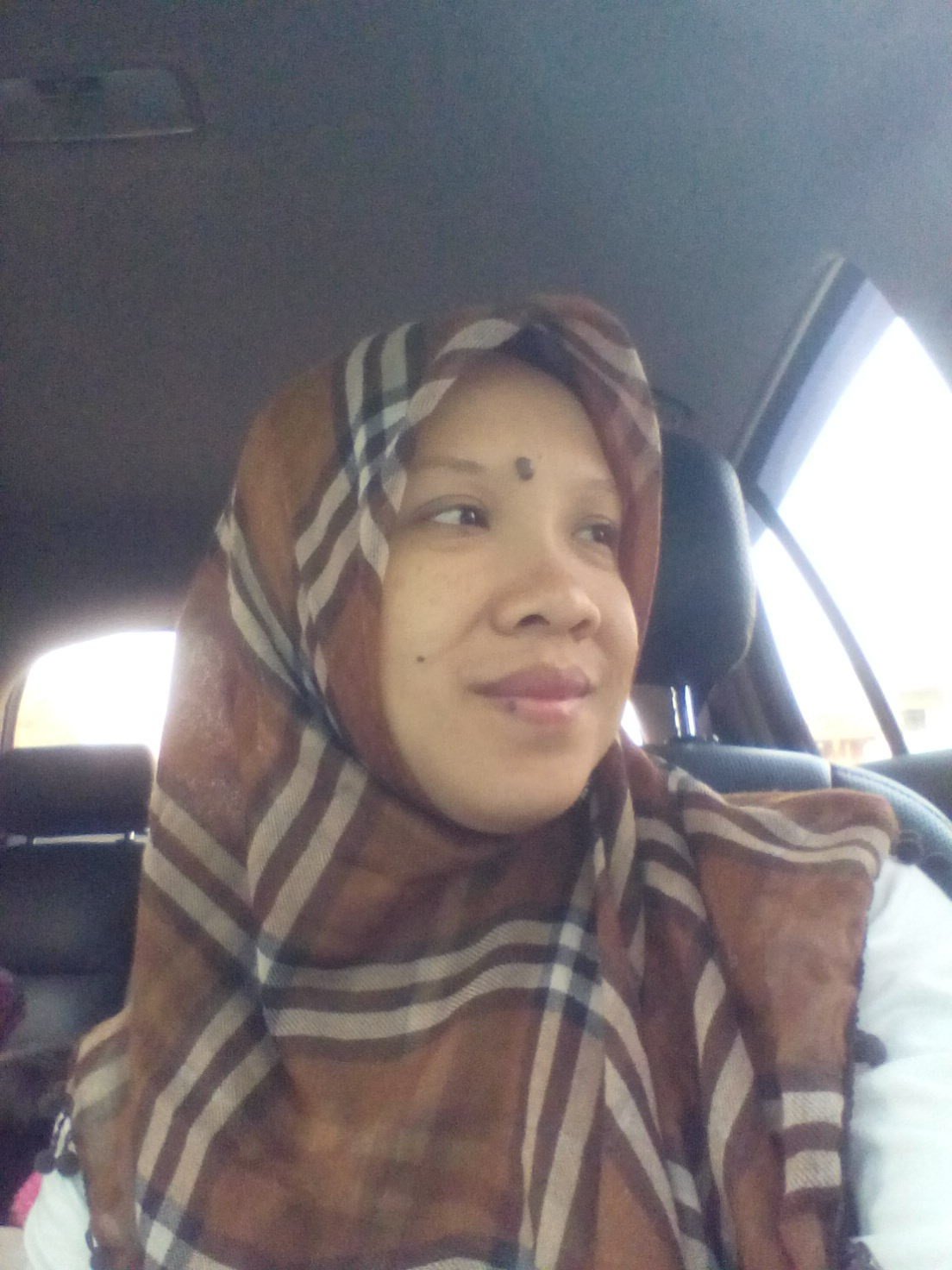 Istri, ibu tiga anak, moody n mellow kadang nyinyir juga.*Be carefull*