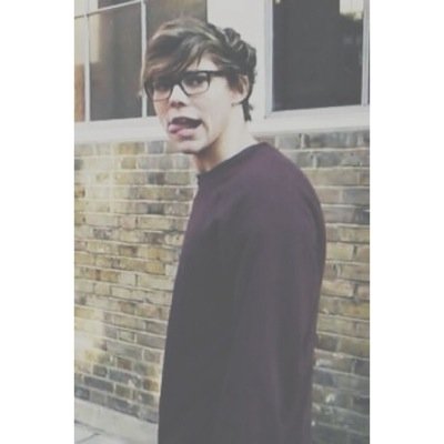 follow @sykesft5sos and tweet her a pic of ashton for a follow back :-) x ily