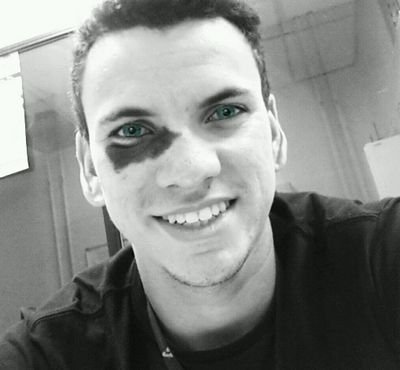 eu sou um cara que tem atitudes na minha vida profissional e pessoal,
sou um cara bem simpático, extrovertido,e feliz ao lado de pessoas que gosta de mim.