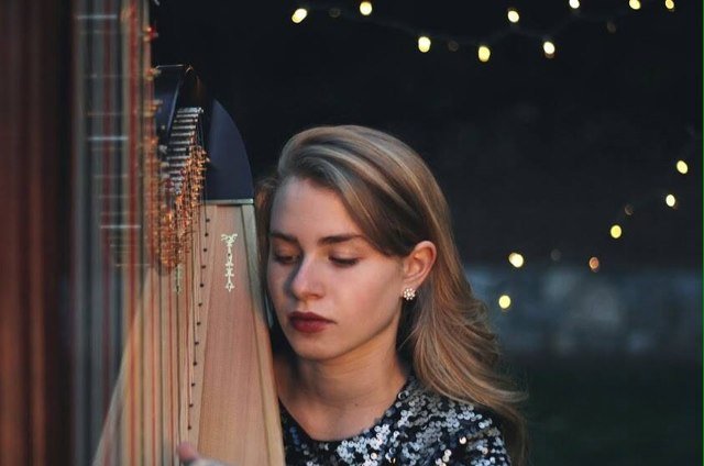 alix_raspe's profile picture. harpist.