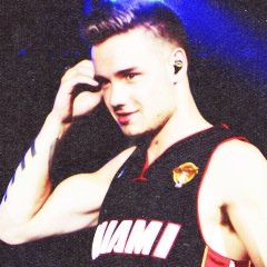 Please go follow @GIGGLYJAI :)