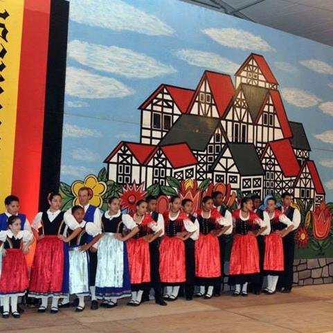 Grupo Petrópolis de danças folclóricas, nosso trabalho é reviver o passado através da dança. Ajude a apoiar esta causa. Contato: 21 3902 2022 / 21 99234 7094