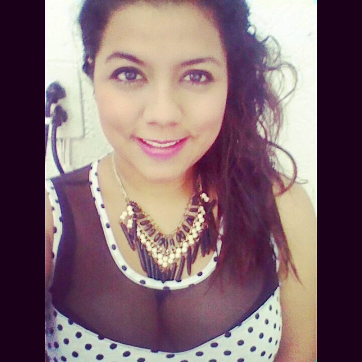 Vivir no es sólo existir, sino existir y crear,
 saber gozar y sufrir y no dormir sin soñar.
 Descansar, es empezar a morir...♥