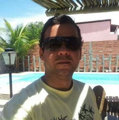 Seja humilde, pois, o sol com toda a sua grandeza se põe e deixa a lua brilhar.