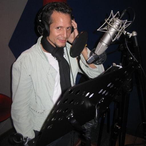 Cantante/Frontman #Ecl3ctika @eclectika.music IG/Fotógrafo/ Redactor/PR/Redes @DiversoMagazine @proyectoares @DUXMagazine #PEPSIAcademyMember 2012-2014