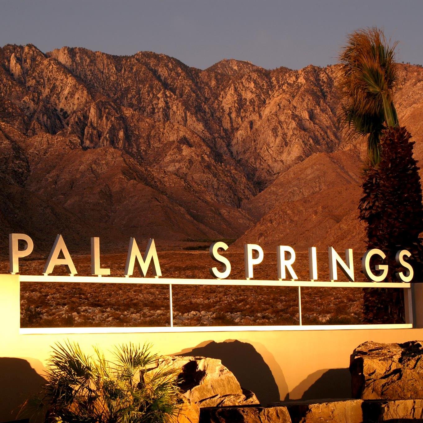 Romantic Luxury Palm Springs Boutique Hotel. Historic 8-room Villa. Enjoyed by Einstein, Davies, Lombard, Gable. Open to registered guests only.