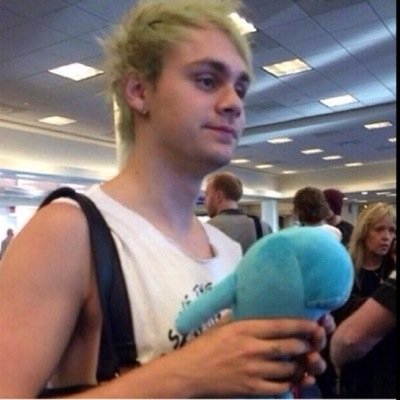 go follow @cyberkarima because she gave you this free follow!!